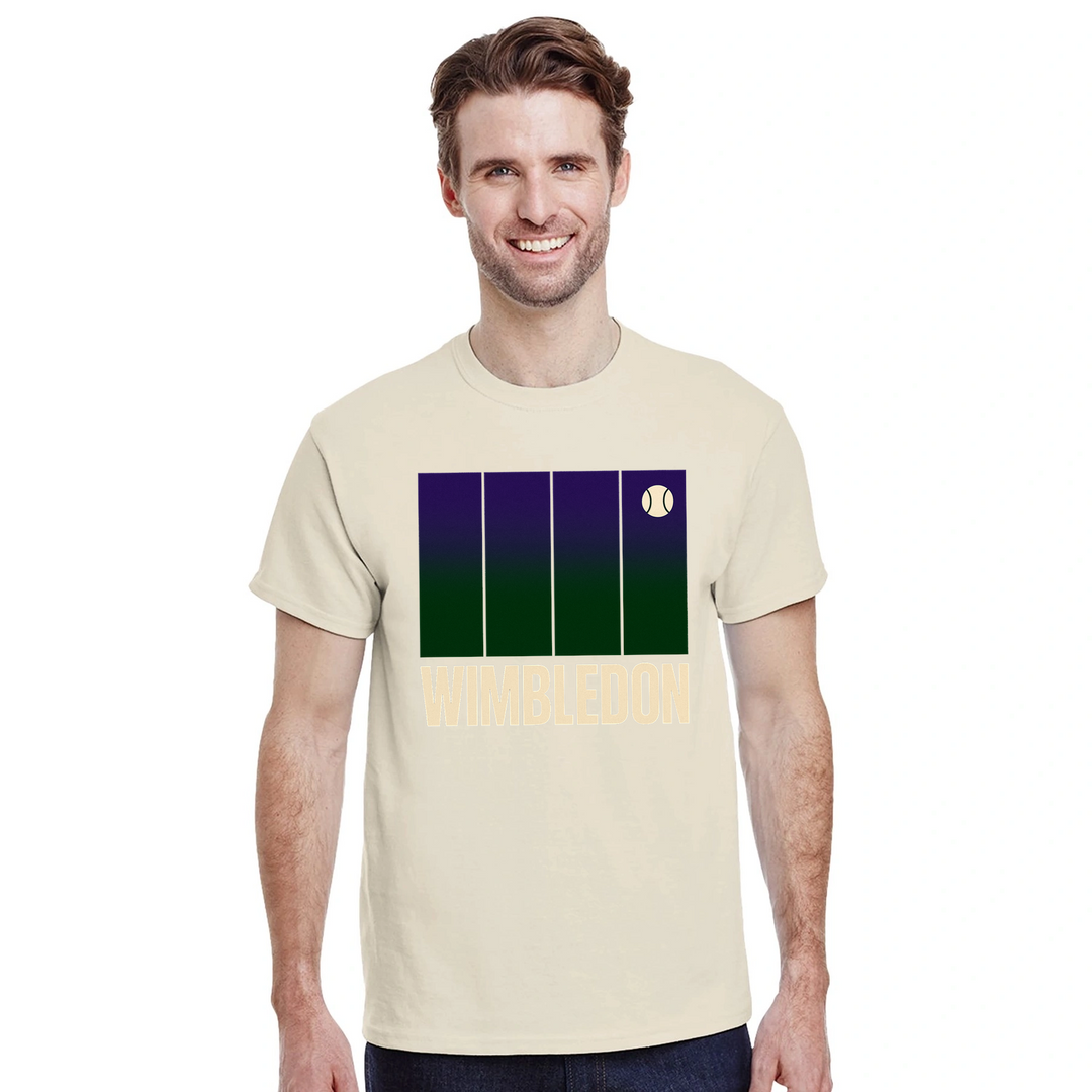 ウィンブルドンテニスTシャツ。アイコニックなトーナメントにインスパイアされたデザインで、コート内外でスタイルをアップグレード。テニスファンやプレイヤーに最適な一枚。サイズはSからXXLまで。