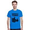 T-shirt Marseille Tennis con design vivace, perfetta per gli appassionati di tennis. Comfort e stile per ogni occasione