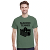 テニスへの愛とマドリッドの活気を表現するスタイリッシュなマドリッドテニスTシャツ。快適でおしゃれなデザインで、プレイヤーやファンに最適なアイテムです。