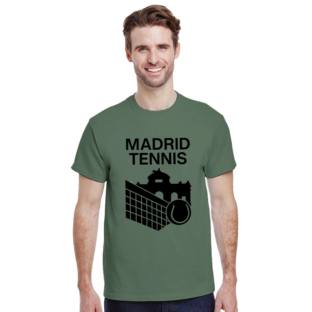 テニスへの愛とマドリッドの活気を表現するスタイリッシュなマドリッドテニスTシャツ。快適でおしゃれなデザインで、プレイヤーやファンに最適なアイテムです。