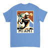 T-shirt Miami Tennis: design vibrante che cattura lo spirito energetico del tennis a Miami, in cotone morbido e traspirante p