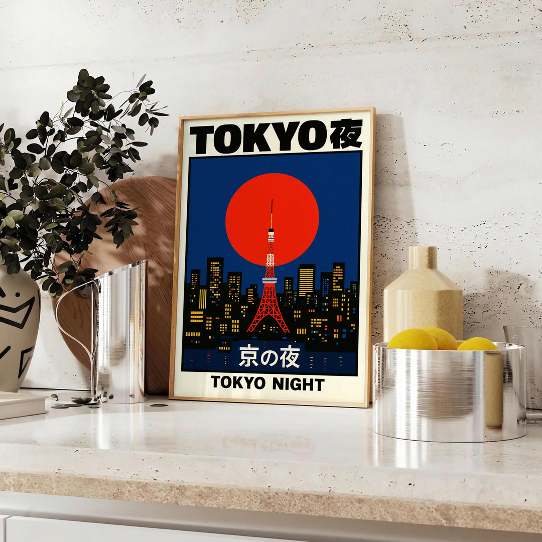 Stilren affisch med en fängslande fusion av röda och svarta nyanser som fångar Tokyos nattliv. Perfekt för att ge ditt rum en