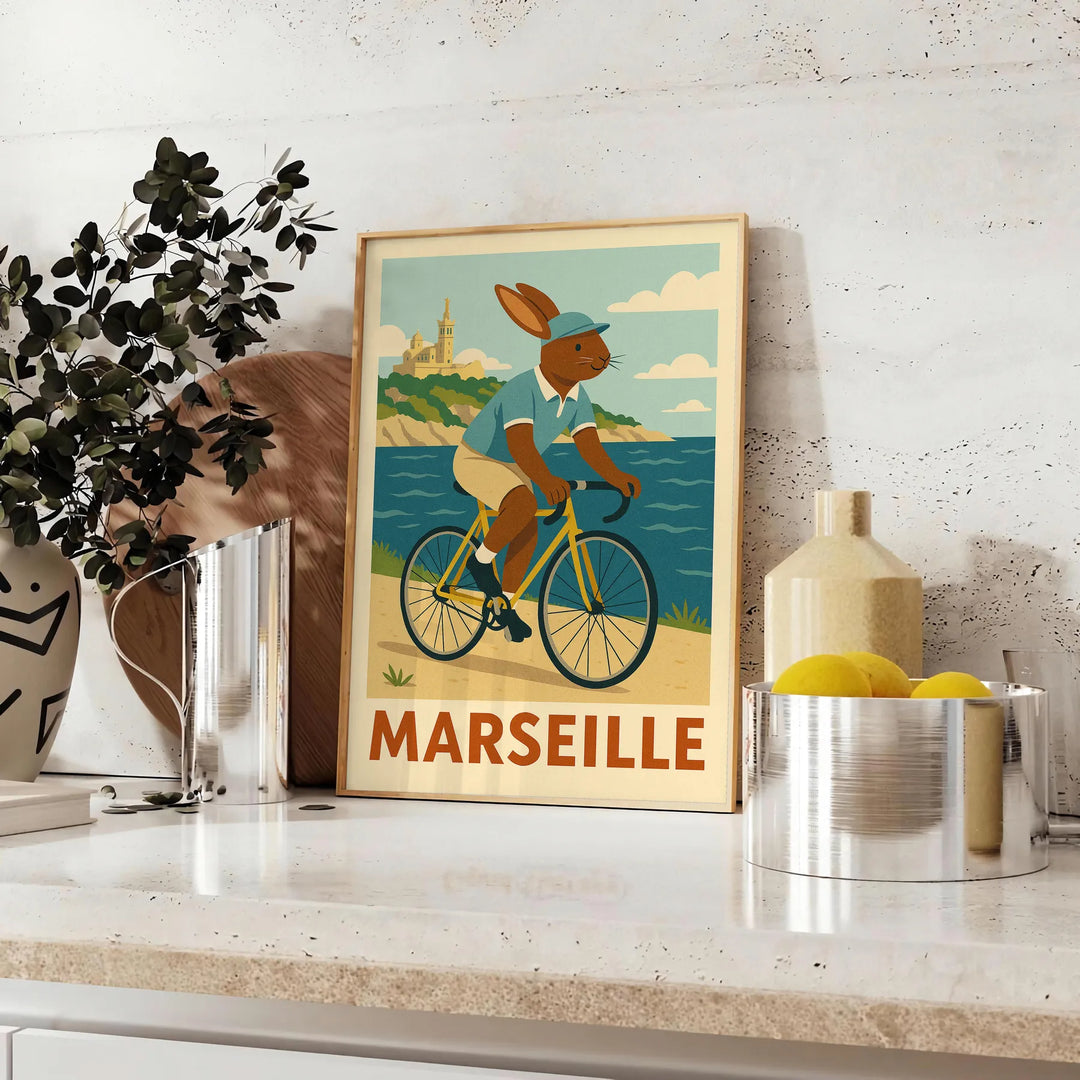 マルセイユの魅力にインスパイアされた子供用ウサギ自転車ポスター。青と緑の穏やかな色合いで、子供部屋や遊び場にぴったりのアート作品です。