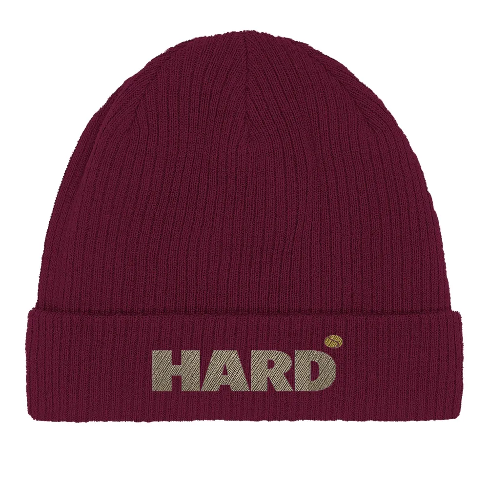 100%オーガニックコットン製のハードテニス刺繍ビー二ー。柔らかく通気性があり、屋内外問わずスタイリッシュに着用できます。