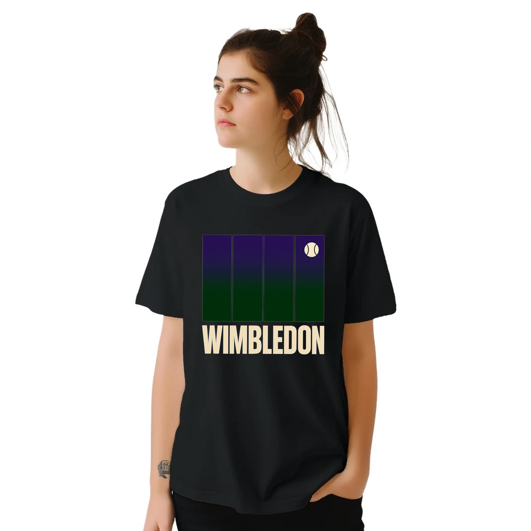 ウィンブルドンテニスTシャツ。アイコニックなトーナメントにインスパイアされたデザインで、コート内外でスタイルをアップグレード。テニスファンやプレイヤーに最適な一枚。サイズはSからXXLまで。