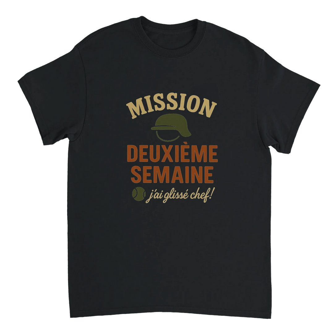 テニス愛好者に最適な"Mission 2eme Semaine Tennis" Tシャツ。快適さとスタイルを兼ね備えたこのTシャツで、コート内外で目立ちましょう。サイズはSからXXLまで。