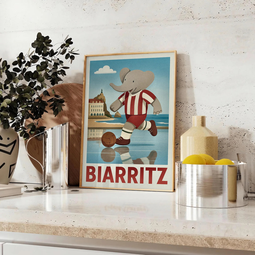 Ανακαλύψτε την παιχνιδιάρικη αφίσα ελέφαντα ποδοσφαίρου, ιδανική για παιδικά δωμάτια ή χώρους αθλητισμού, σε ζωντανές μπλε κα