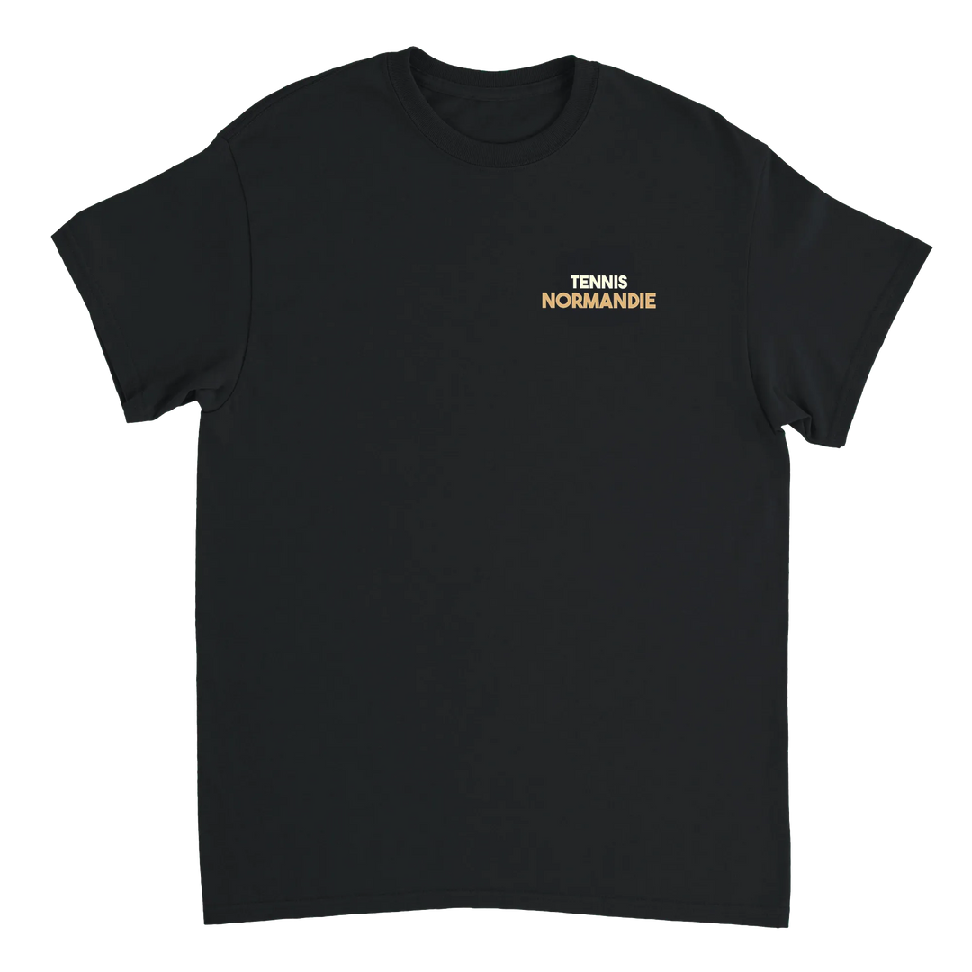 T-shirt Nomandie Tennis, perfetto per giocatori e appassionati, combina comfort e stile con un design audace