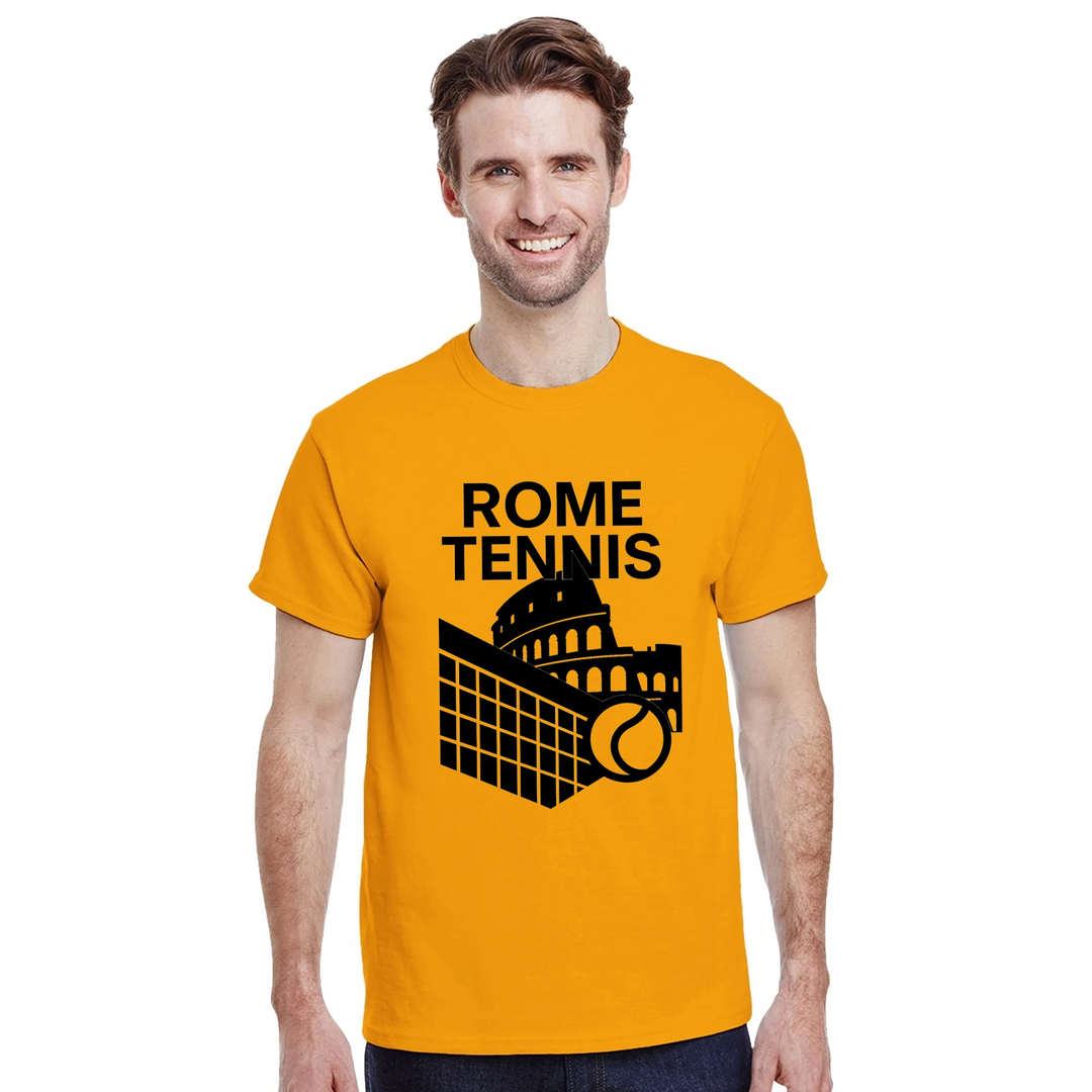 ローマテニス5 Tシャツは、テニスの活気ある精神にインスパイアされたユニークなデザインで、スタイルを引き立てます。コートやカジュアルな外出に最適な必需品です。サイズ展開: S, M, L, XL, XXL