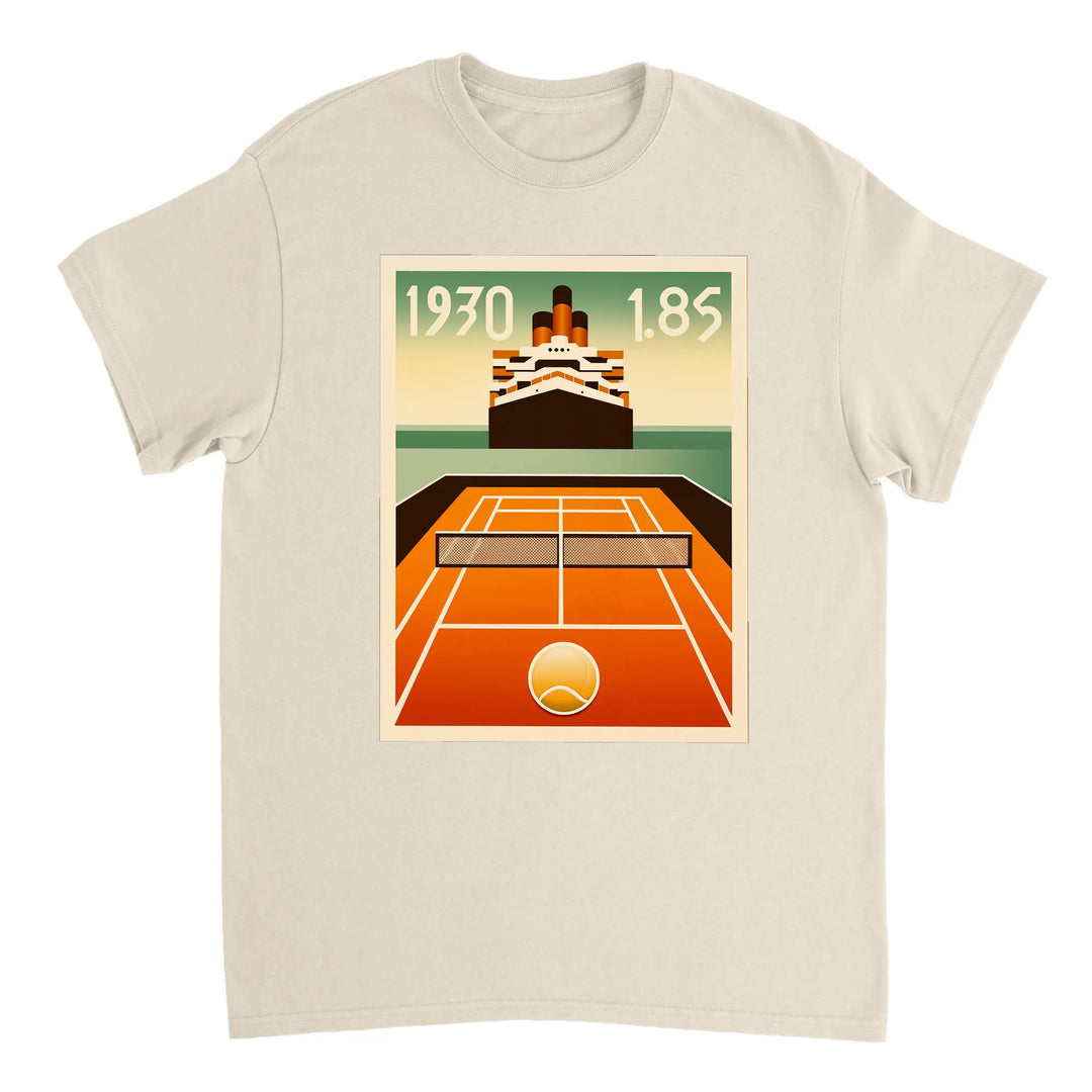 タイタニックテニスTシャツ。クラシックなタイタニックのエレガンスとテニスの楽しさを融合したユニークなデザインのTシャツ。サイズ: S, M, L, XL, XXL。