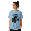 ローマテニス5 Tシャツは、テニスの活気ある精神にインスパイアされたユニークなデザインで、スタイルを引き立てます。コートやカジュアルな外出に最適な必需品です。サイズ展開: S, M, L, XL, XXL