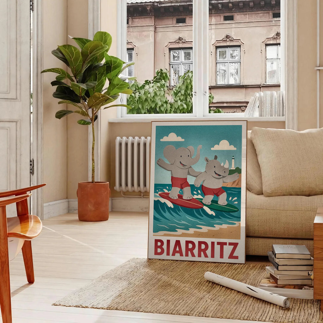 Póster Biarritz Kids Surf con un elefante juguetón y un rinoceronte atrevido, ideal para habitaciones infantiles o guarderías