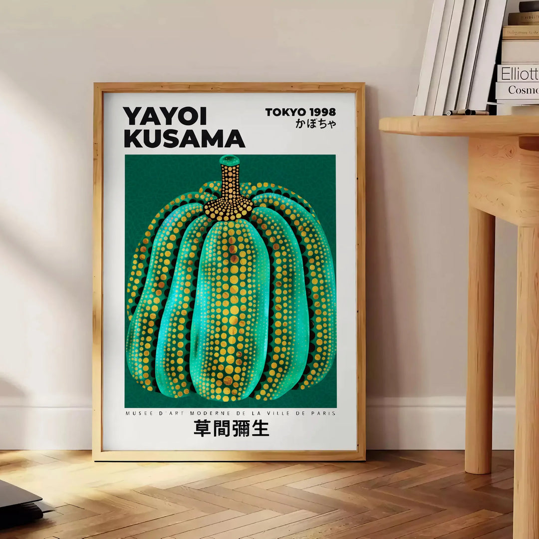 Vibrants Pumpkin Yayoi Kusama plakāts ar izteiksmīgām zaļām un baltām krāsām, kas atspoguļo japāņu mākslas būtību. Pieejams 5