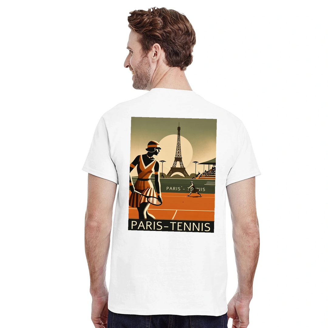 Tennis T-shirt med stilren design inspirerad av Paris, perfekt för tennisälskare. Finns i storlekarna S till XXL