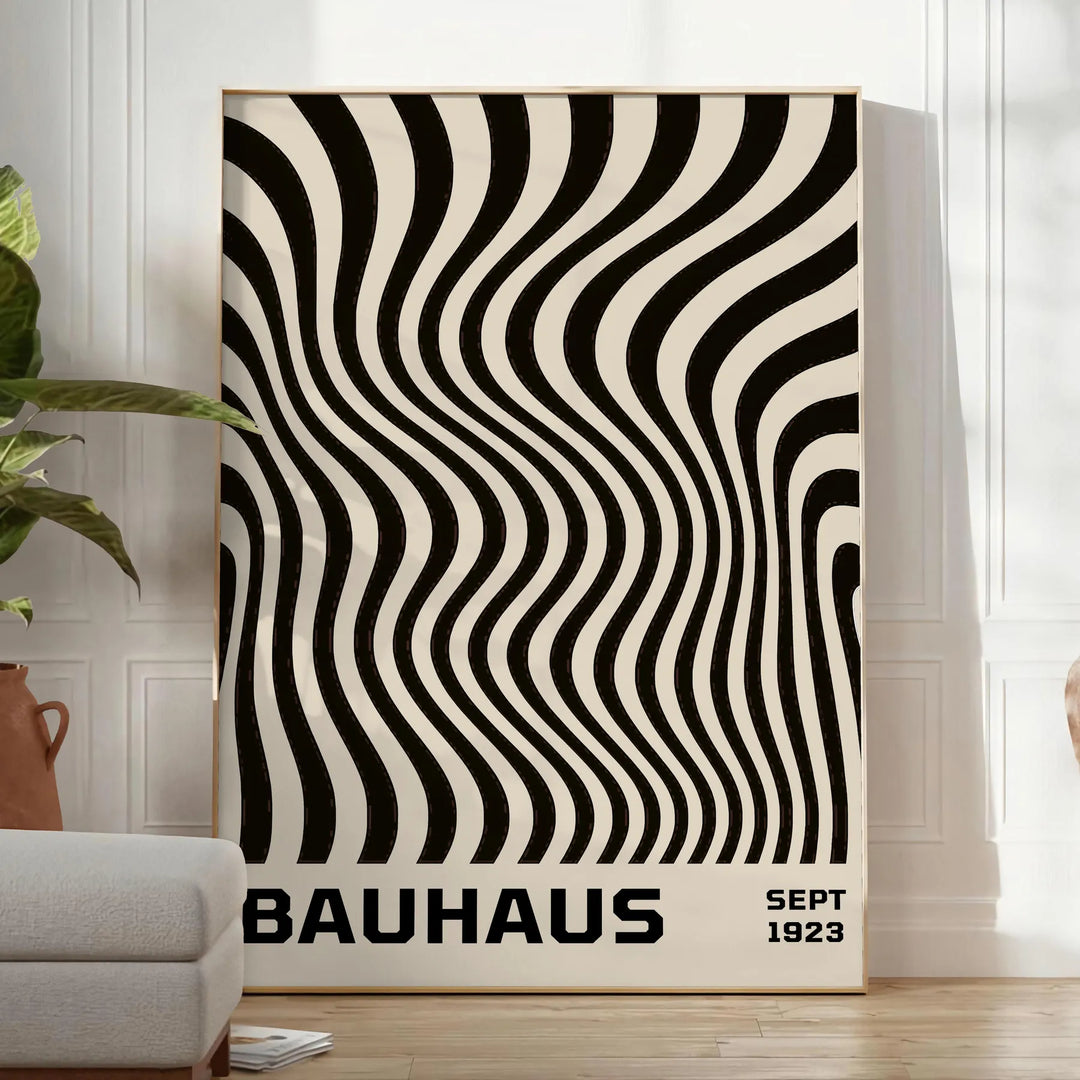 バウハウスのエレガンスを感じる黒いラインのポスター。グレーとオレンジのアクセントが特徴で、アート愛好家に最適。50x70または30x40のサイズで、額装または額なしで購入可能。フランスでデザインされ、高解像度のFSC認証プレミアム品質で印刷されていま