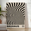 バウハウスのエレガンスを感じる黒いラインのポスター。グレーとオレンジのアクセントが特徴で、アート愛好家に最適。50x70または30x40のサイズで、額装または額なしで購入可能。フランスでデザインされ、高解像度のFSC認証プレミアム品質で印刷されていま