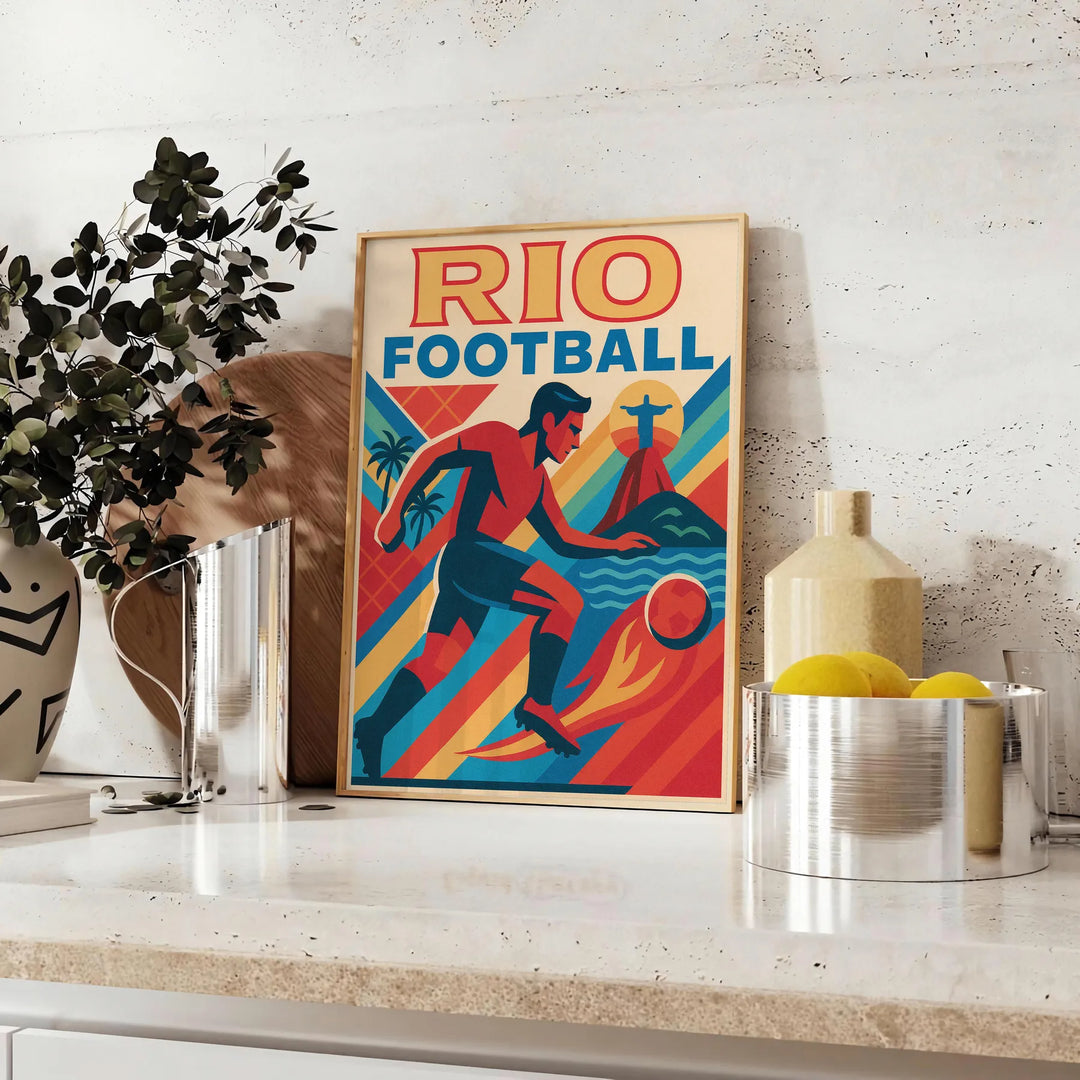 Vintage poster med Rio fotbollstema i livfulla gula och blå färger, perfekt för sportentusiaster. Finns i storlekarna 50x70 o