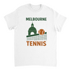 テニスメルボルンTシャツは、メルボルンのテニスシーンを表現したスタイリッシュなデザインで、ファンやプレイヤーにぴったり。快適で耐久性のあるプレミアムコットン素材を使用。