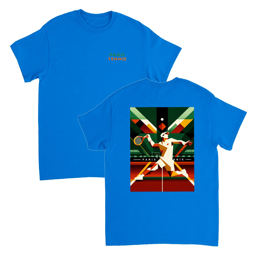 パリのテニスデザインが特徴のスタイリッシュなTシャツ。ソフトで通気性のあるコットン素材で、テニス愛好者にぴったりのアイテムです。