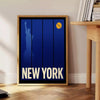 Pôster 'New York Tennis 8' em tons vibrantes de laranja e cinza, disponível nas dimensões 50x70 ou 30x40, ideal para decorar