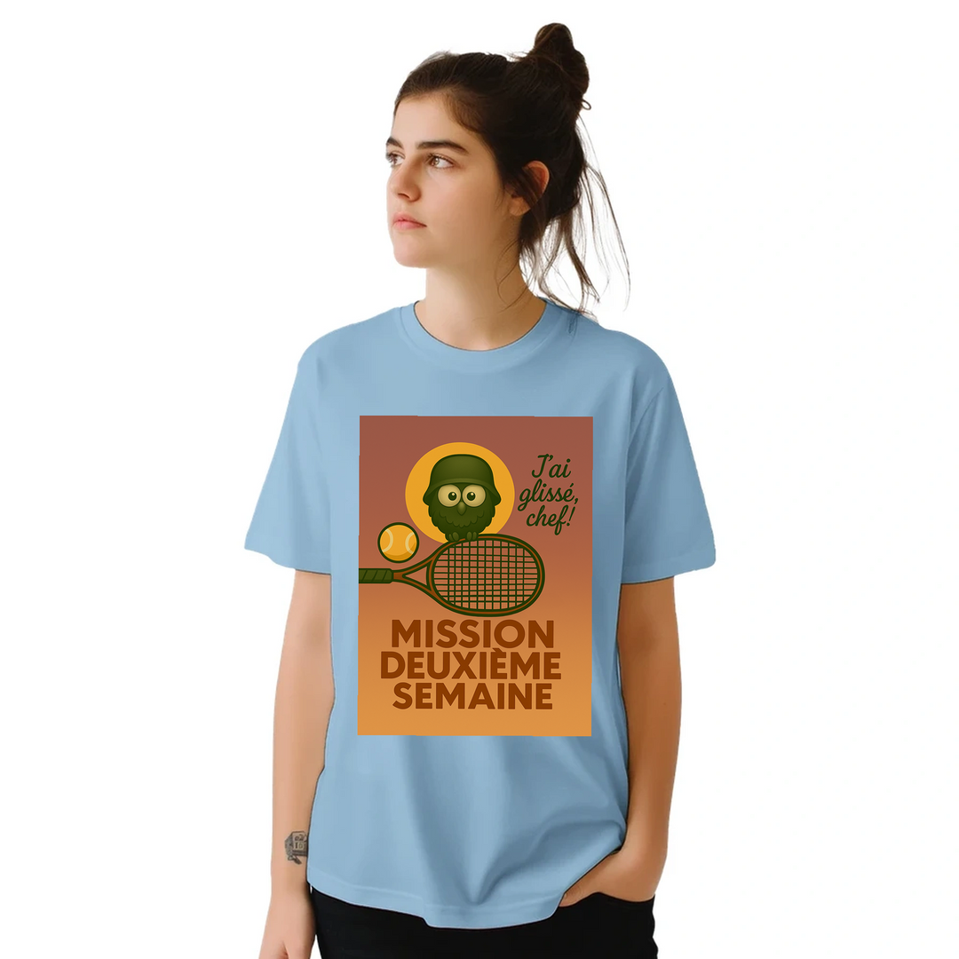 テニス愛好者のためのスタイリッシュなMission 2eme SemaineテニスTシャツ。快適な着心地で、コート内外でのプレイをサポートします。