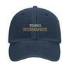 un style décontracté casquette Tennis Normandie Brodé 100 % coton brossé confort élégance vintage une broderie directe couronne structurée œillets ventilation sangle boucle laiton accessoire idéal