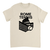 ローマテニス5 Tシャツは、テニスの活気ある精神にインスパイアされたユニークなデザインで、スタイルを引き立てます。コートやカジュアルな外出に最適な必需品です。サイズ展開: S, M, L, XL, XXL