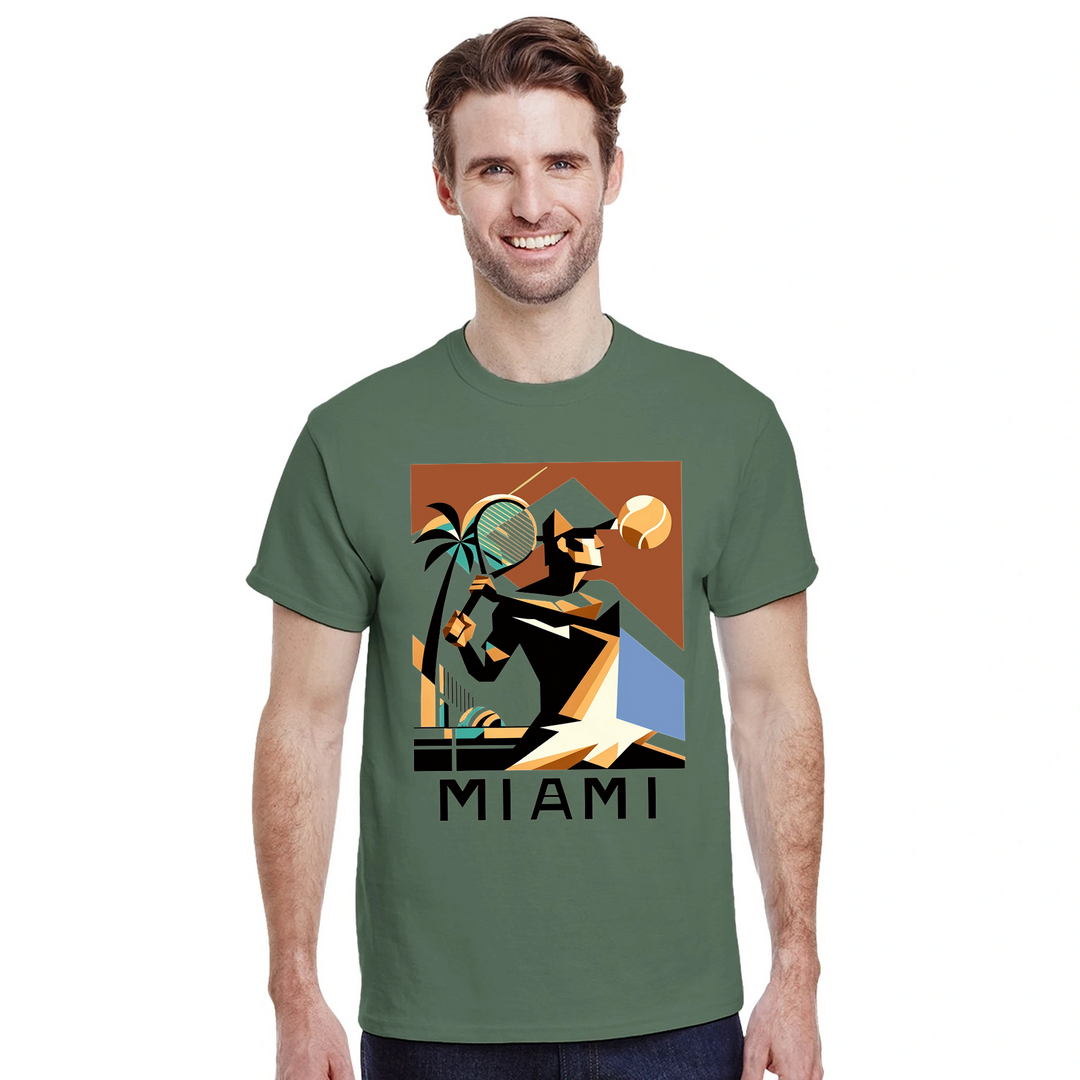 テニス愛好者と都市の魅力を兼ね備えたマイアミテニスTシャツ。鮮やかな色合いとおしゃれなグラフィックで、コート内外で活躍します。サイズはSからXXLまで揃っています。
