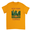 ニューヨークのテニスシーンを感じさせるスタイリッシュなTシャツ。快適で通気性のあるコットン素材を使用し、スポーツ愛好家や都市のトレンドセッターに最適です。