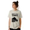 モンテカルロテニスTシャツは、スポーツ愛好家とファッション好きに最適なスタイルを引き立てます。テニスの優雅さを祝う鮮やかなデザインで、コートの内外で目を引く一着です。サイズはS、M、Lをご用意。
