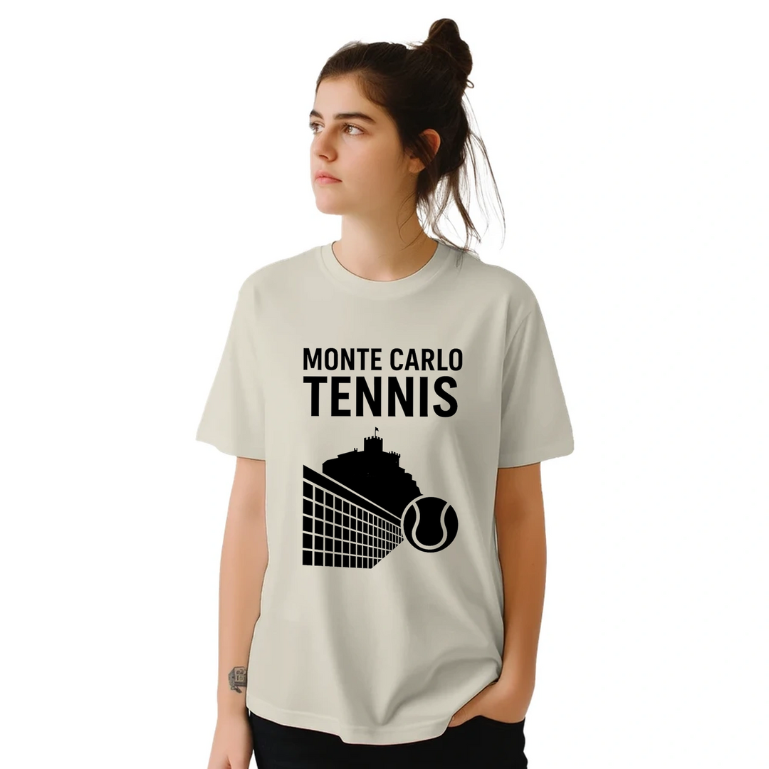 モンテカルロテニスTシャツは、スポーツ愛好家とファッション好きに最適なスタイルを引き立てます。テニスの優雅さを祝う鮮やかなデザインで、コートの内外で目を引く一着です。サイズはS、M、Lをご用意。
