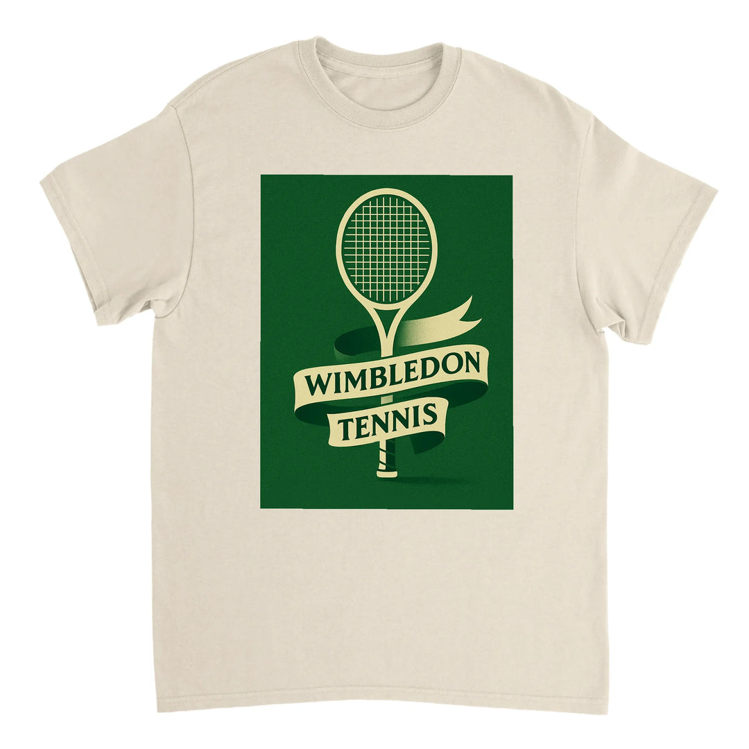 ウィンブルドンを祝うテニステーマのTシャツ。快適で耐久性に優れたデザインで、スポーツ愛好者必見のアイテム。サイズ展開: S, M, L, XL, XXL。