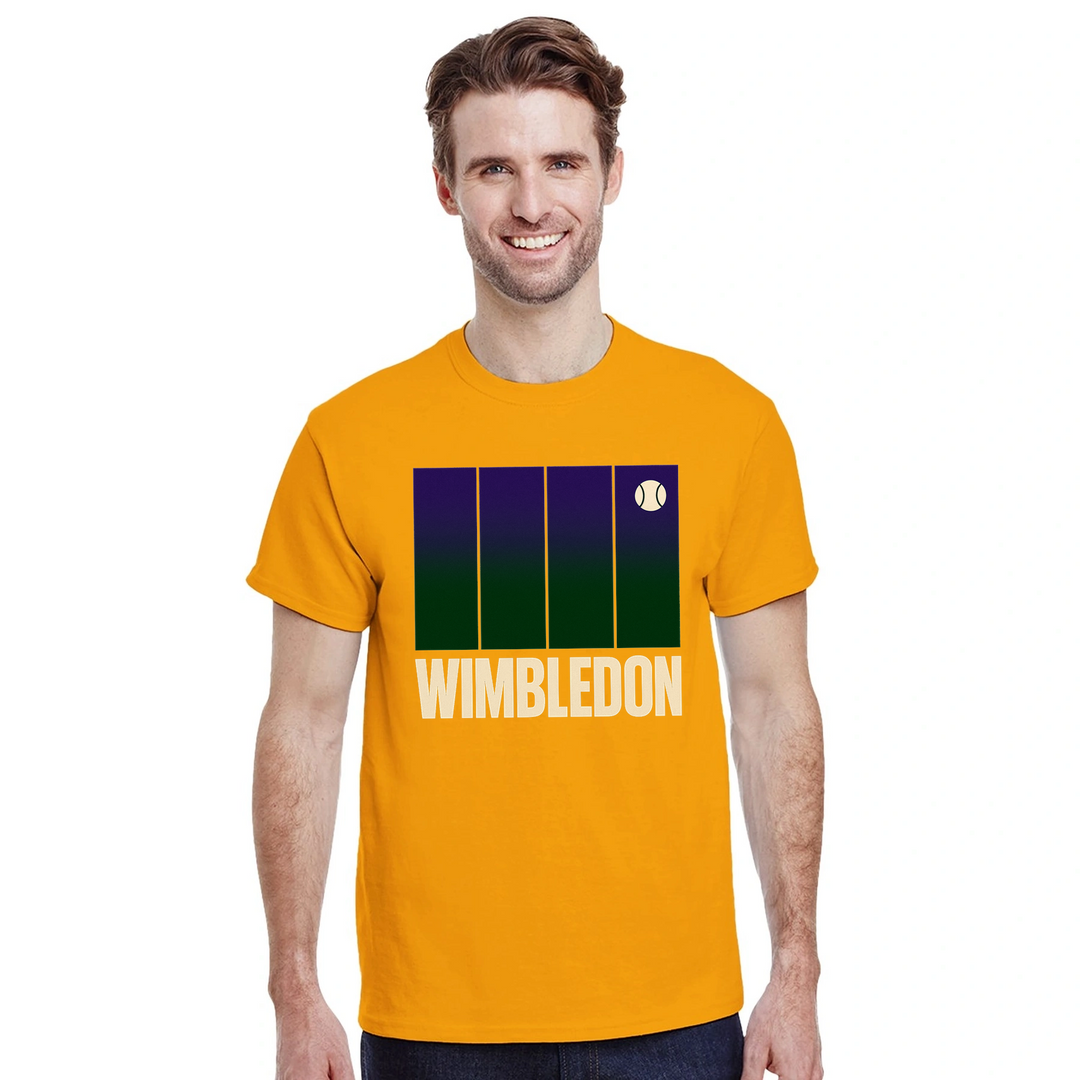 ウィンブルドンテニスTシャツ。アイコニックなトーナメントにインスパイアされたデザインで、コート内外でスタイルをアップグレード。テニスファンやプレイヤーに最適な一枚。サイズはSからXXLまで。