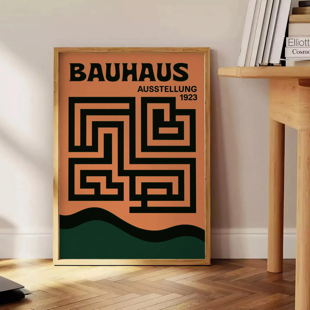 Bauhaus Labyrinth plakāts ar dzīvīgu zaļu un pelēku krāsu, vintage stila mākslas darbs, kas piešķir mūsdienīgu pieskārienu jū