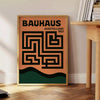 Bauhaus Labyrinth plakāts ar dzīvīgu zaļu un pelēku krāsu, vintage stila mākslas darbs, kas piešķir mūsdienīgu pieskārienu jū