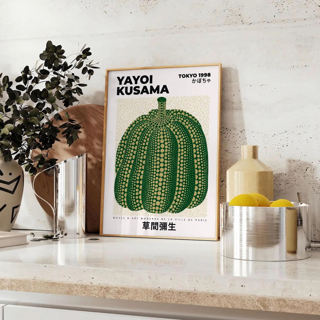 Stilren poster inspirerad av Yayoi Kusama med färgglada pumpor, perfekt för att lysa upp ditt rum. Finns i flera storlekar