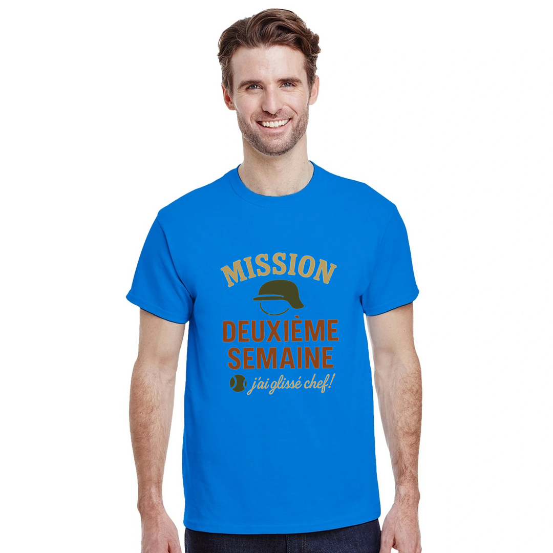 テニス愛好者に最適な"Mission 2eme Semaine Tennis" Tシャツ。快適さとスタイルを兼ね備えたこのTシャツで、コート内外で目立ちましょう。サイズはSからXXLまで。