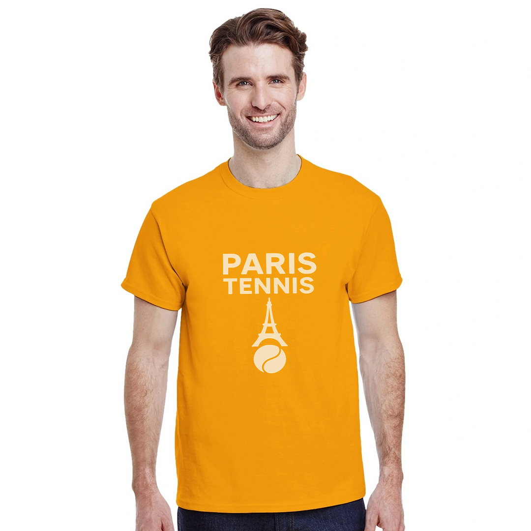 パリテニスTシャツ。テニスのエッセンスとパリの魅力を融合させたスタイリッシュなデザイン。スポーツとファッションを愛する方にぴったり。サイズはS, M, L, XL, XXLから選べます。