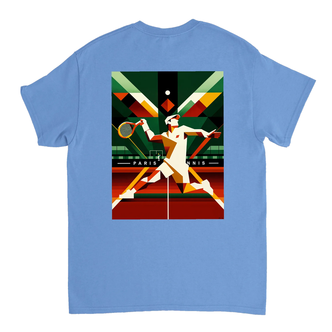 パリのテニスデザインが特徴のスタイリッシュなTシャツ。ソフトで通気性のあるコットン素材で、テニス愛好者にぴったりのアイテムです。