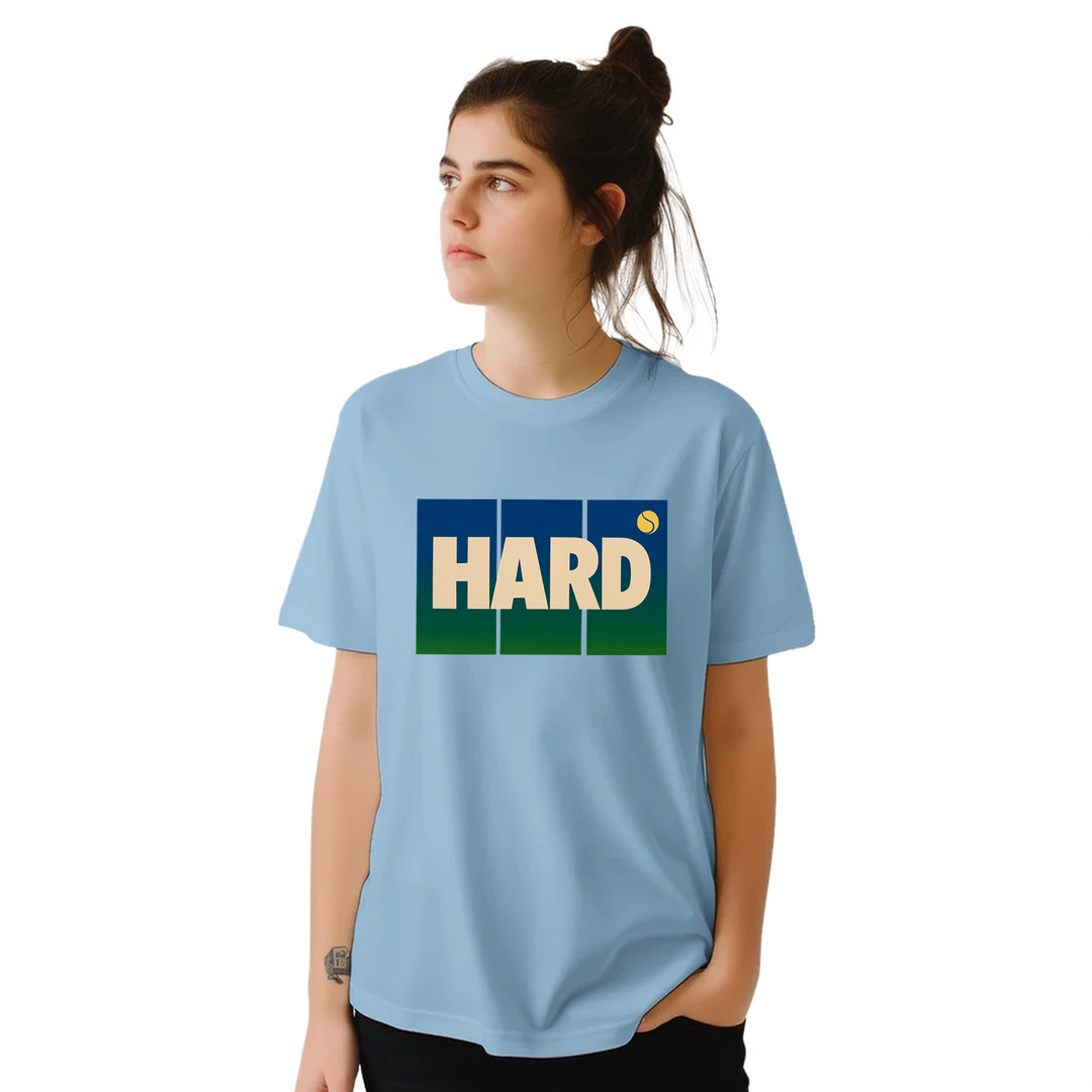 T-shirt Hard Tennis 3, design dinamico che esprime l'intensità del tennis, ideale per giocatori e appassionati. Comfort e sti