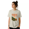 パリのライフスタイルを感じさせるテニスTシャツ。高品質なコットン素材で快適さを提供し、ファッションとスポーツを融合させた一着です。