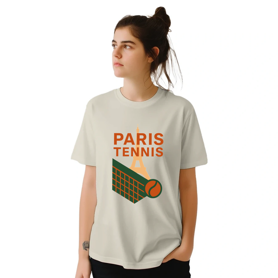 パリのライフスタイルを感じさせるテニスTシャツ。高品質なコットン素材で快適さを提供し、ファッションとスポーツを融合させた一着です。