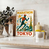 Pôster de corrida de maratona de Tóquio, com design elegante em tons de cinza e azul, ideal para entusiastas da corrida. Disp