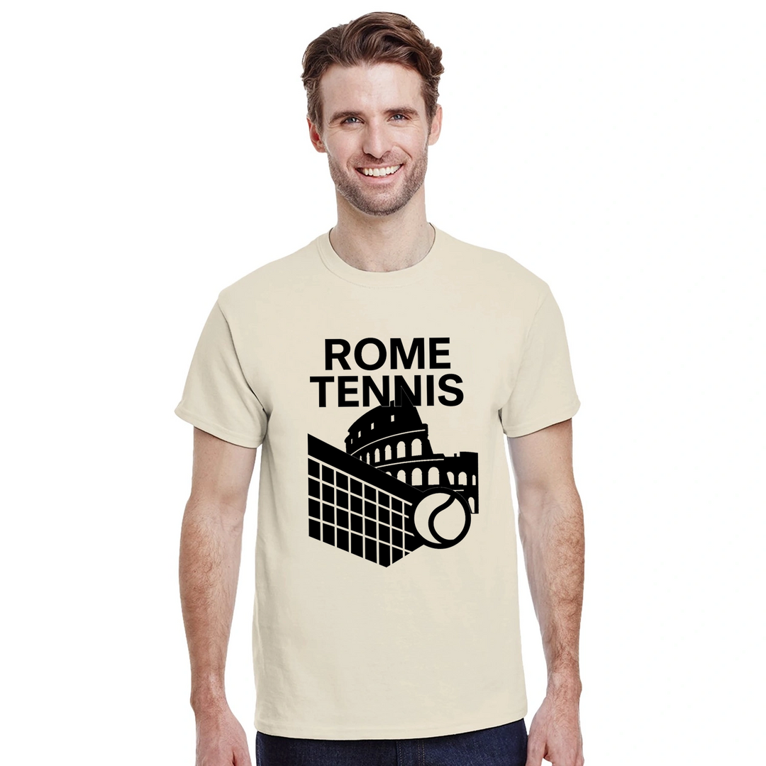 ローマテニス5 Tシャツは、テニスの活気ある精神にインスパイアされたユニークなデザインで、スタイルを引き立てます。コートやカジュアルな外出に最適な必需品です。サイズ展開: S, M, L, XL, XXL