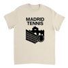 テニスへの愛とマドリッドの活気を表現するスタイリッシュなマドリッドテニスTシャツ。快適でおしゃれなデザインで、プレイヤーやファンに最適なアイテムです。