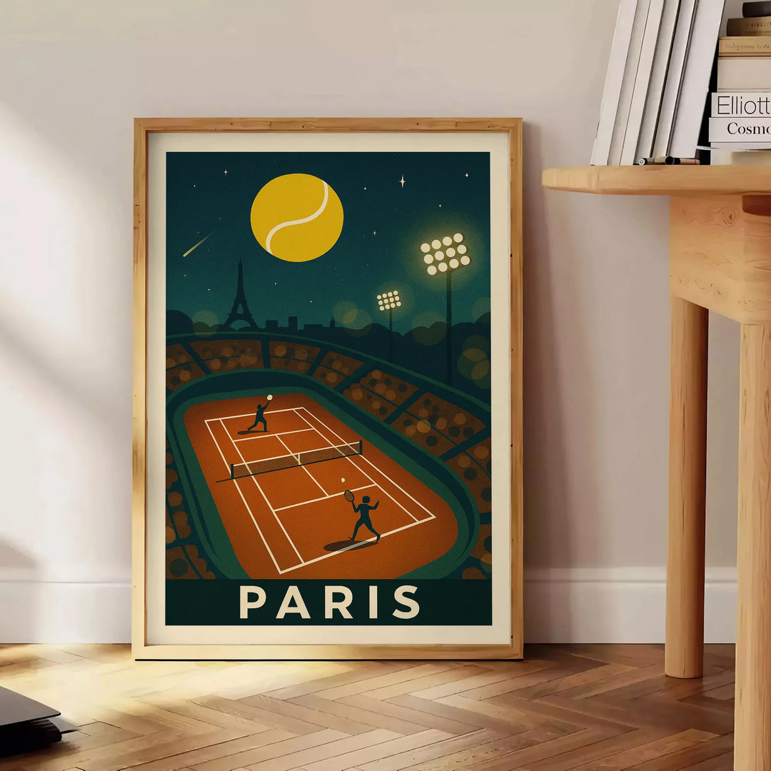 美しいグレーとグリーンのパレットで描かれた「パリ・テニス・バイ・ナイト」ポスター。50x70または30x40のサイズで、フレーム付きまたはフレームなしでご利用いただけます。
