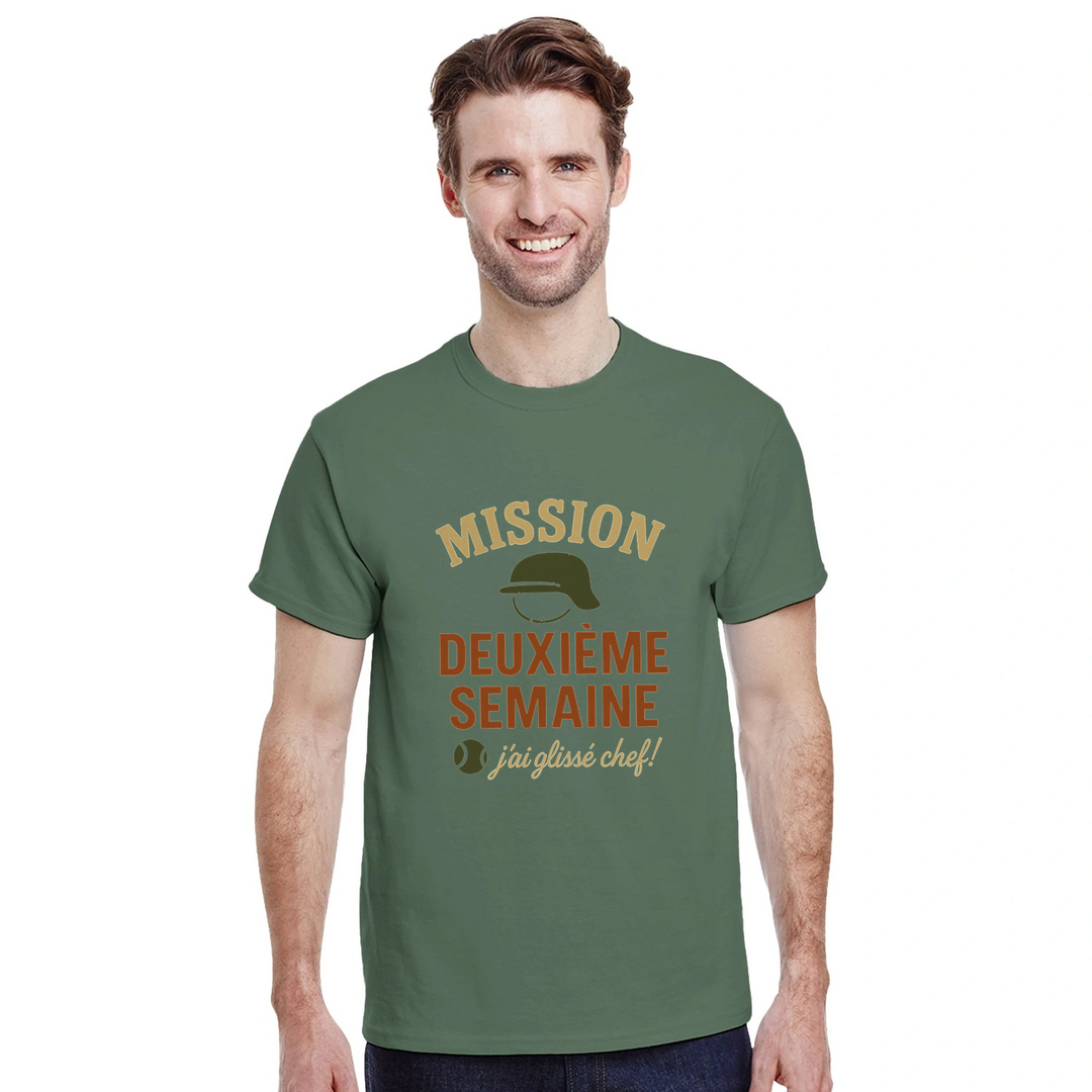 テニス愛好者に最適な"Mission 2eme Semaine Tennis" Tシャツ。快適さとスタイルを兼ね備えたこのTシャツで、コート内外で目立ちましょう。サイズはSからXXLまで。