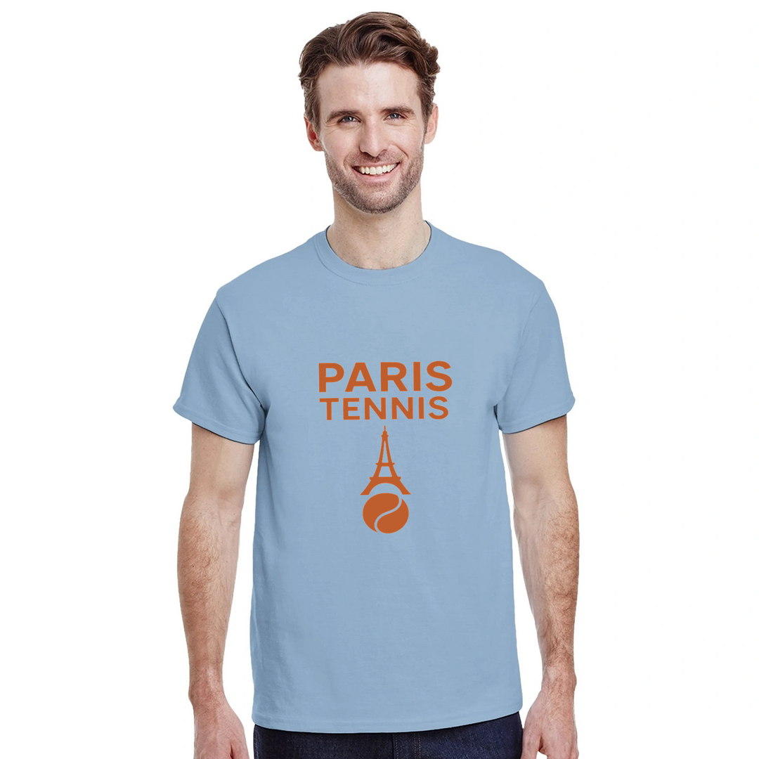 パリのエレガンスとテニスのスポーティな雰囲気を融合したパリテニスTシャツ。ソフトで快適な着心地で、コート内外で活躍します。サイズはS、M、L、XL、XXLから選べます。