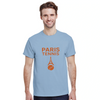 パリのエレガンスとテニスのスポーティな雰囲気を融合したパリテニスTシャツ。ソフトで快適な着心地で、コート内外で活躍します。サイズはS、M、L、XL、XXLから選べます。