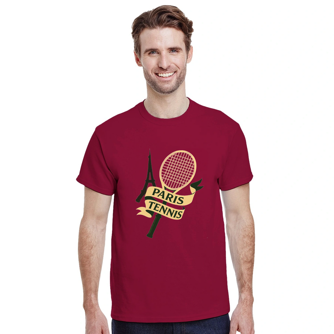 パリのテニス文化にインスパイアされたユニークなデザインのTシャツ。スポーティーでシックなスタイルを楽しむための一枚。